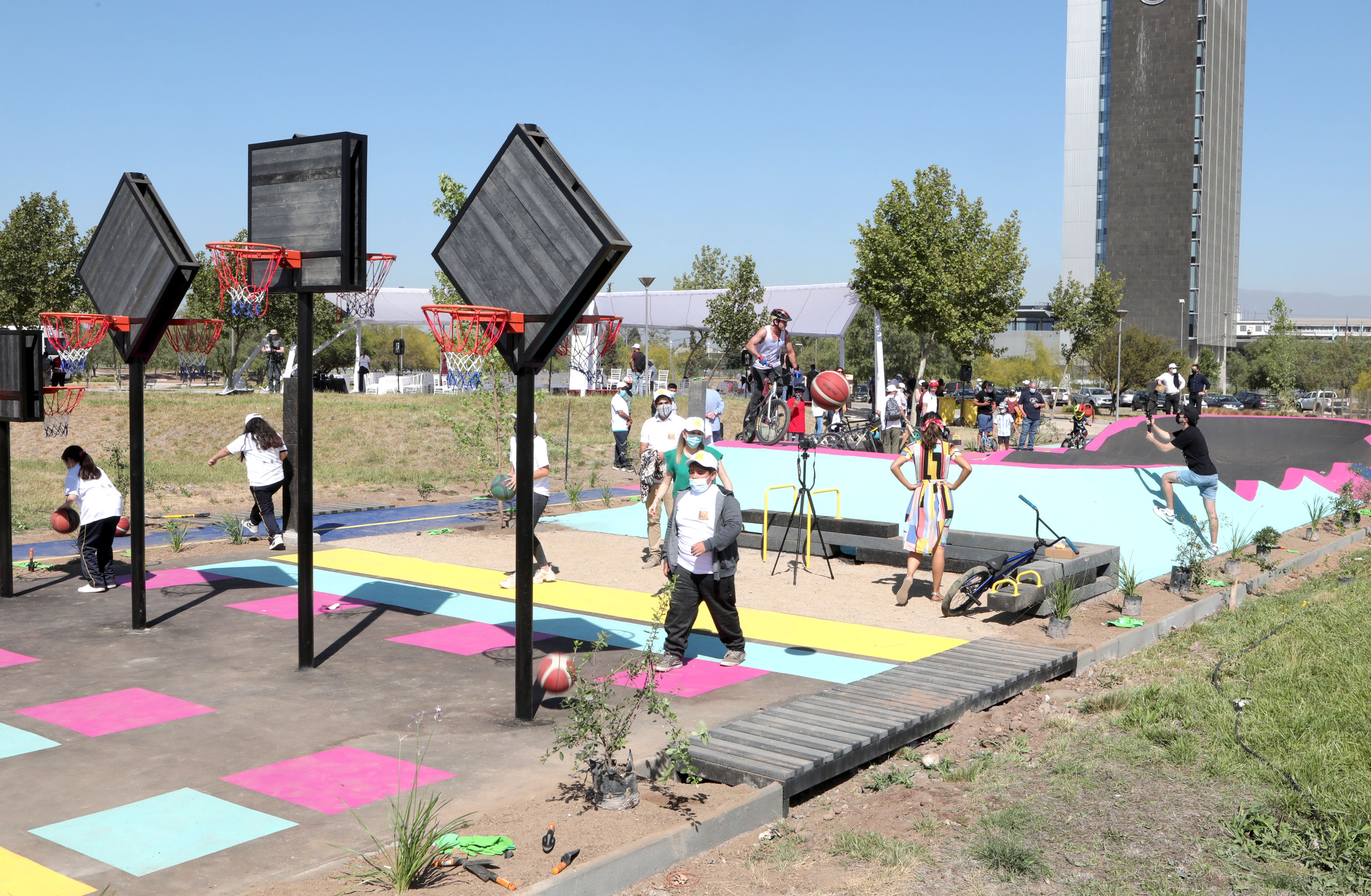 Inauguran el primer parque deportivo en Chile construido con botellas recicladas