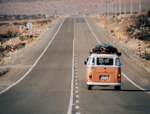 Victoria Ansaldo, la joven que nos lleva a viajar por Chile arriba de su combi