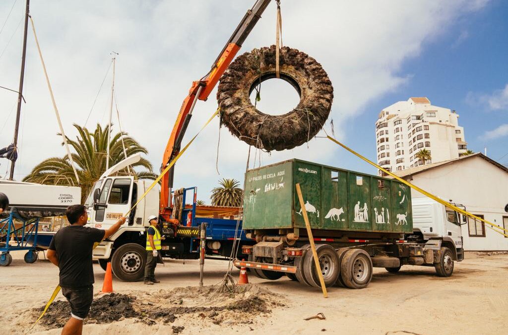 Cervecería AB InBev junto a su marca Cerveza Corona limpiaron más de dos toneladas de desechos del fondo marino en Coquimbo