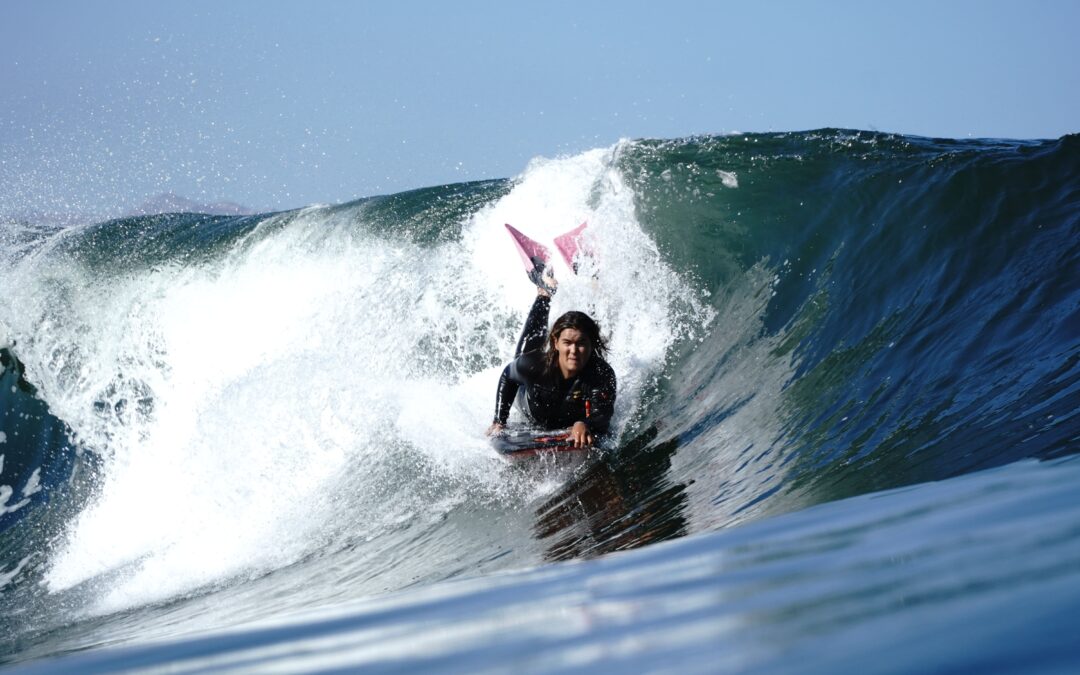 Emiliana González, la número seis del mundo y el talento emergente del bodyboard en Chile