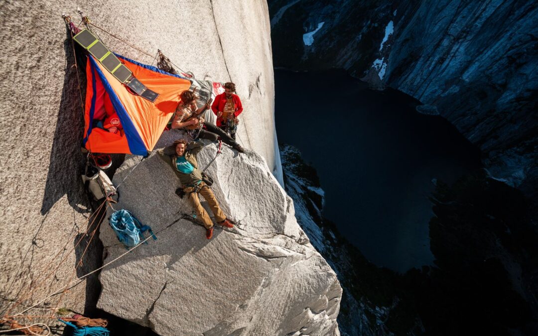 La experiencia de acampar en las alturas: cómo es dormir colgado de un precipicio según el escalador Max Didier