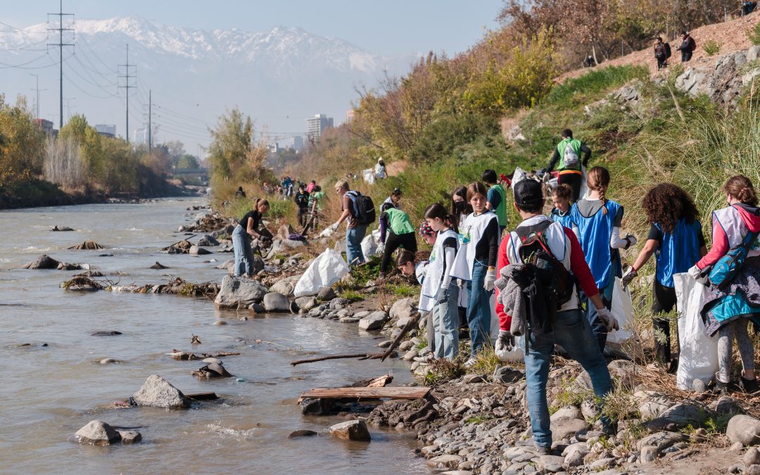 Voluntarios recolectan 2.3 toneladas de basura del río Mapocho en una nueva jornada del Desafío Ríos Limpios
