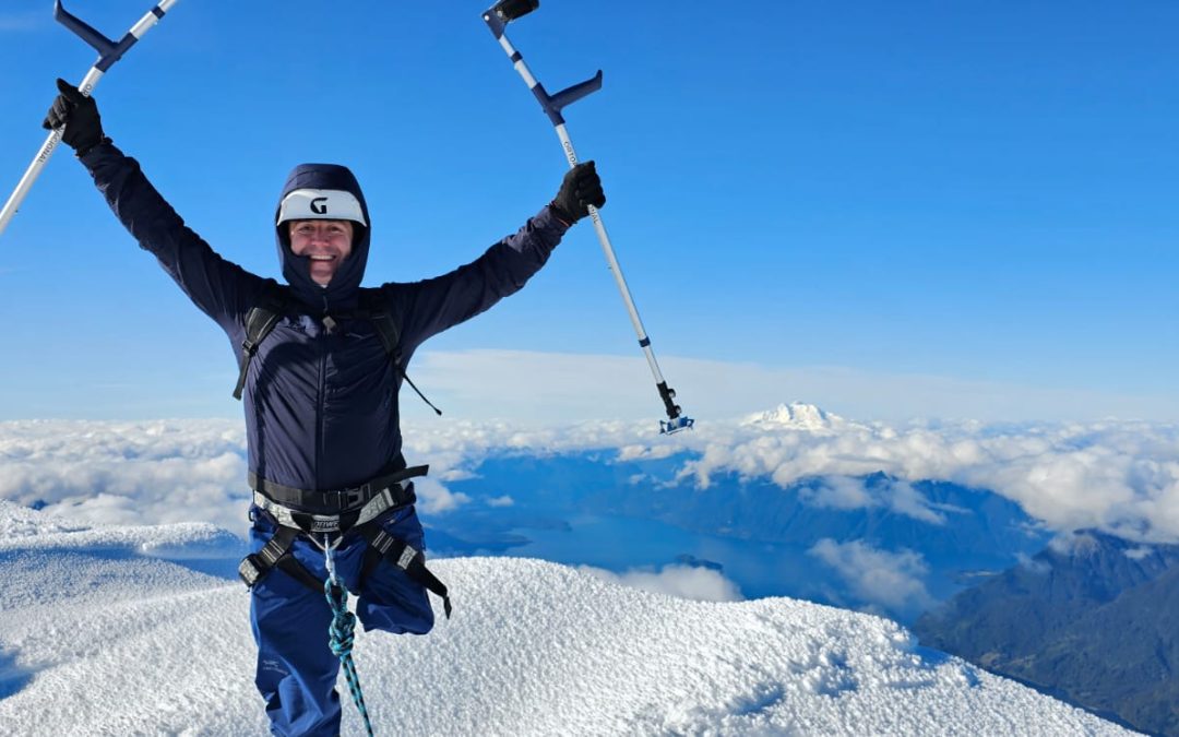 Más allá de los límites: Julio Soto Ugalde, deportista paralímpico que ascendió al Volcán Osorno en “tres huellas”