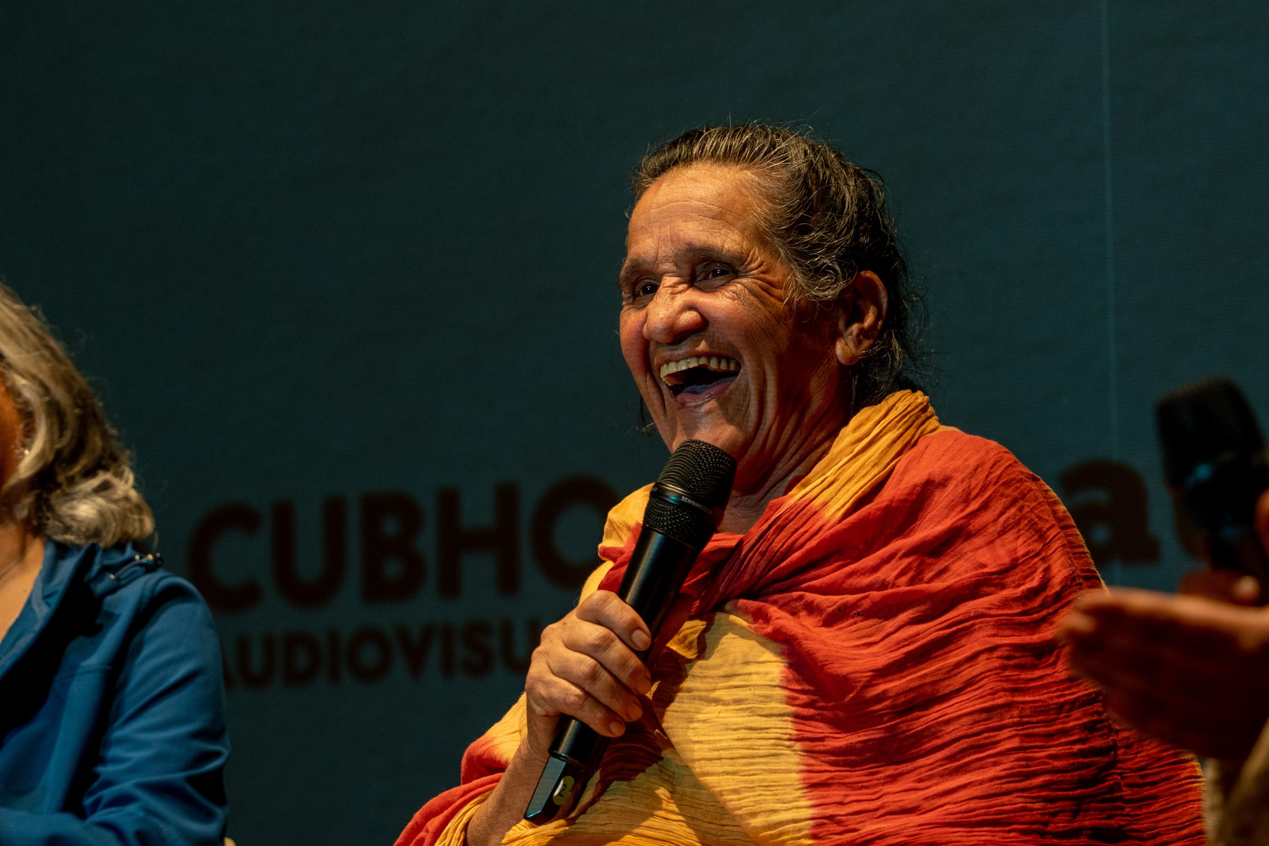 Bárbara Hernández nadando en el Parque Nacional Conguillio