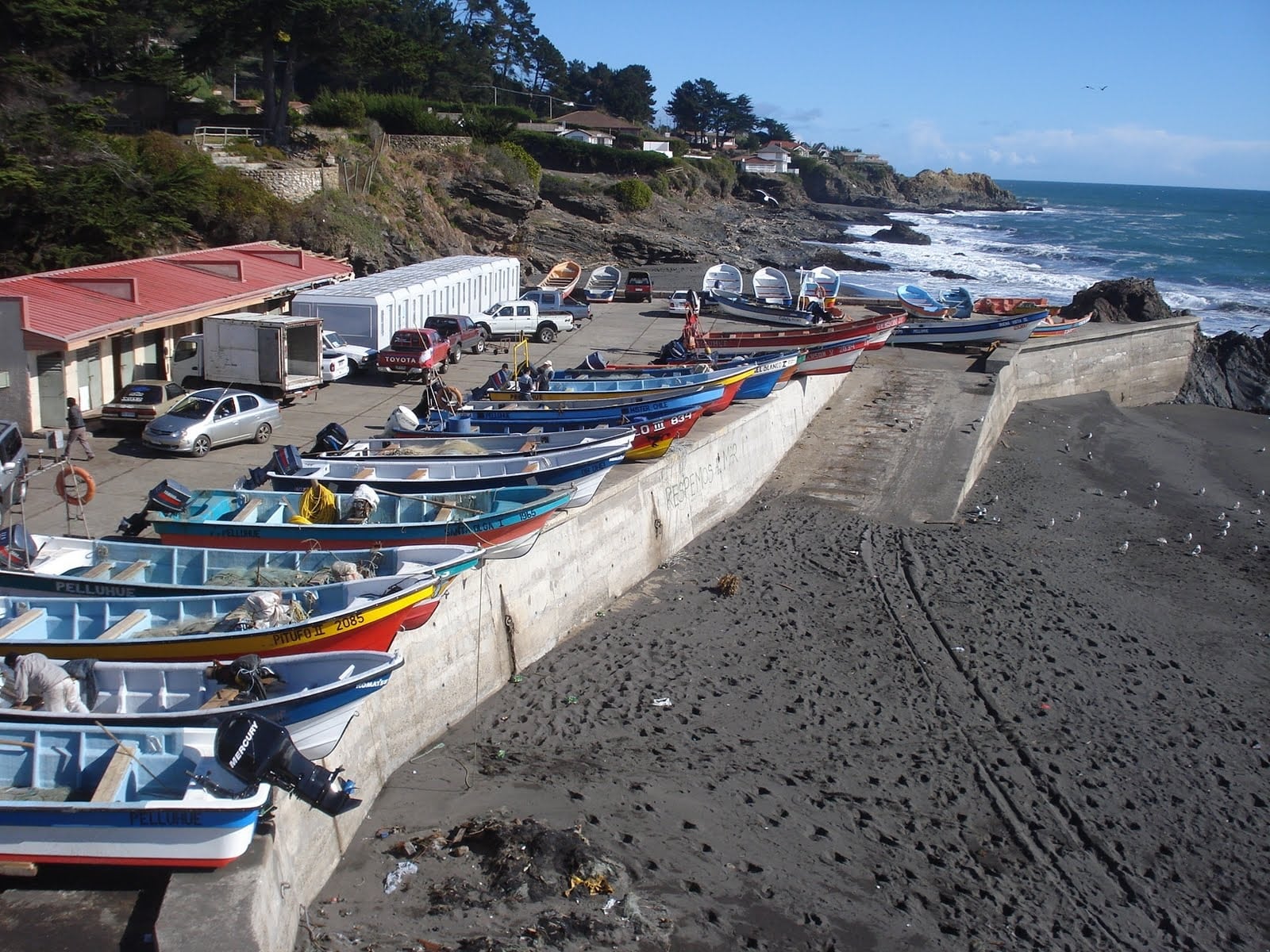 CALETA CON BOTES EN ALTA_ credito radiotutuven.cl-min