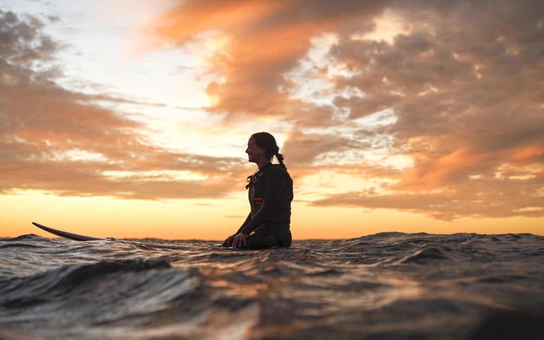 Dominique Charrier, la surfista chilena que se abre camino en el surf internacional