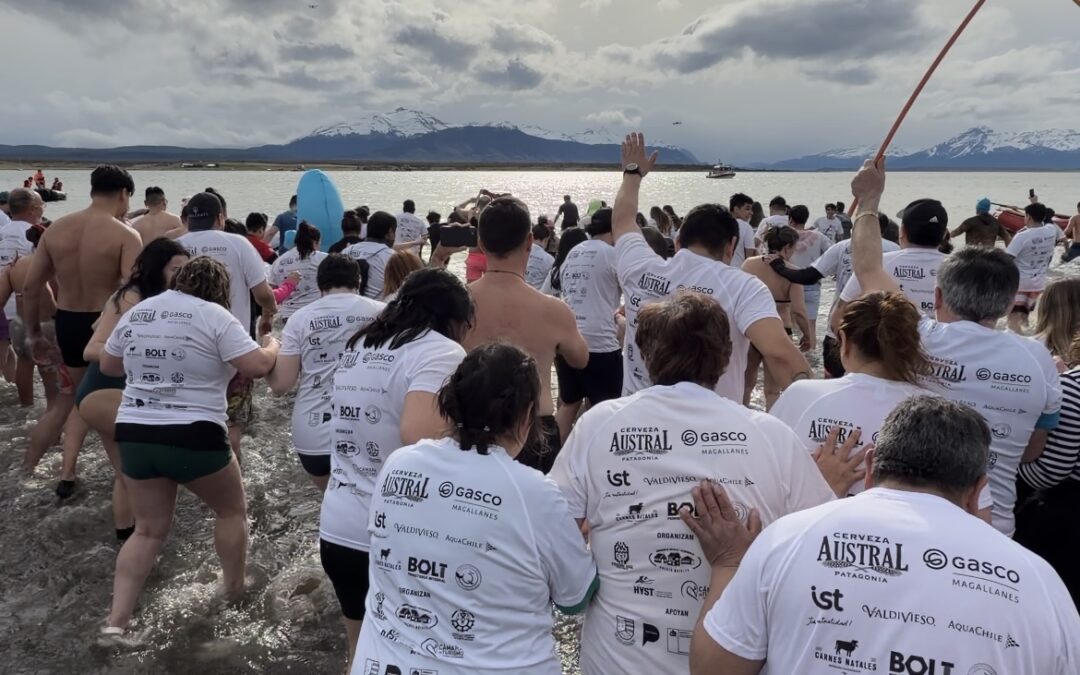 Entre aguas gélidas y comunidad: Reviviendo el «Chapuzón de los Fiordos, la tradición patagónica que inspira y sella el turismo sostenible en el fin del mundo